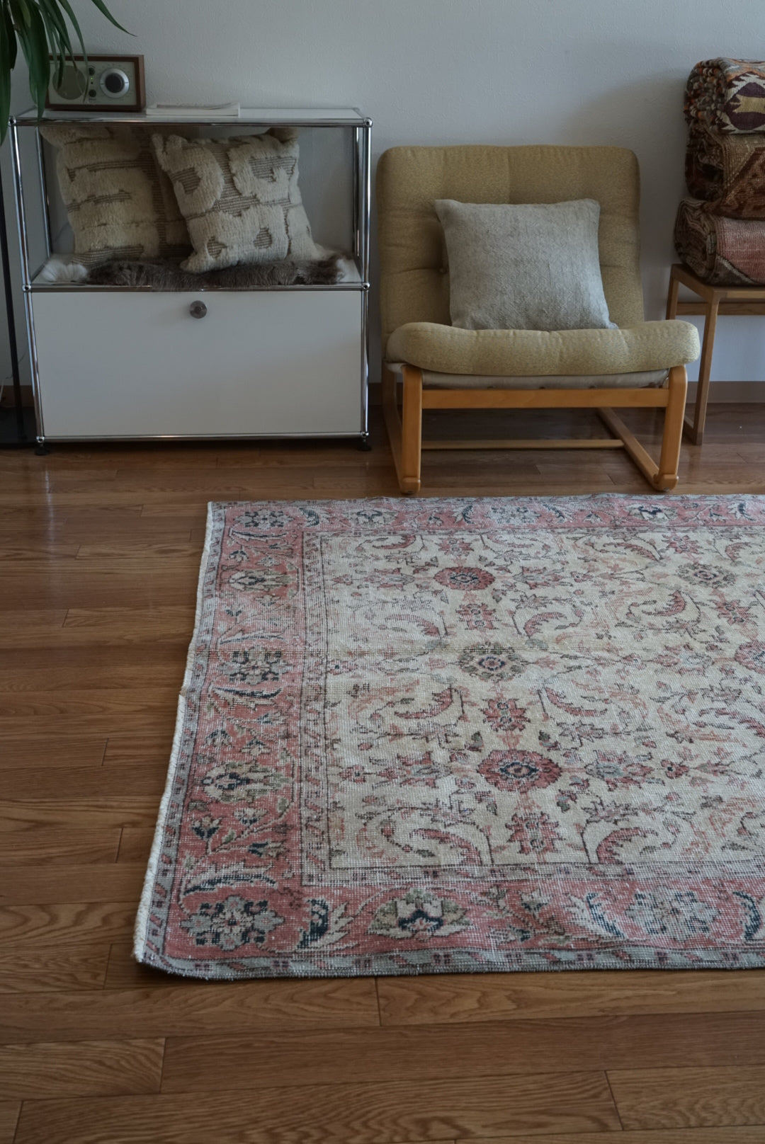 Türkiye Old Isparta Floral Pink , Beige 1970年代 250 × 154 cm No.TR25496 / 国内送料無料・羊毛手織り絨毯