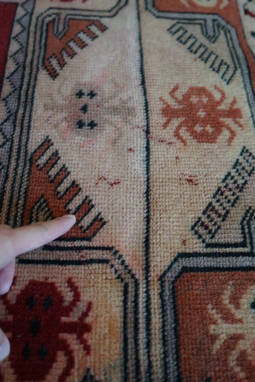 Türkiye Old Anatoria Beige , Red 1960年代 178 × 123 cm No.TR25552 / 国内送料無料・羊毛手織り絨毯