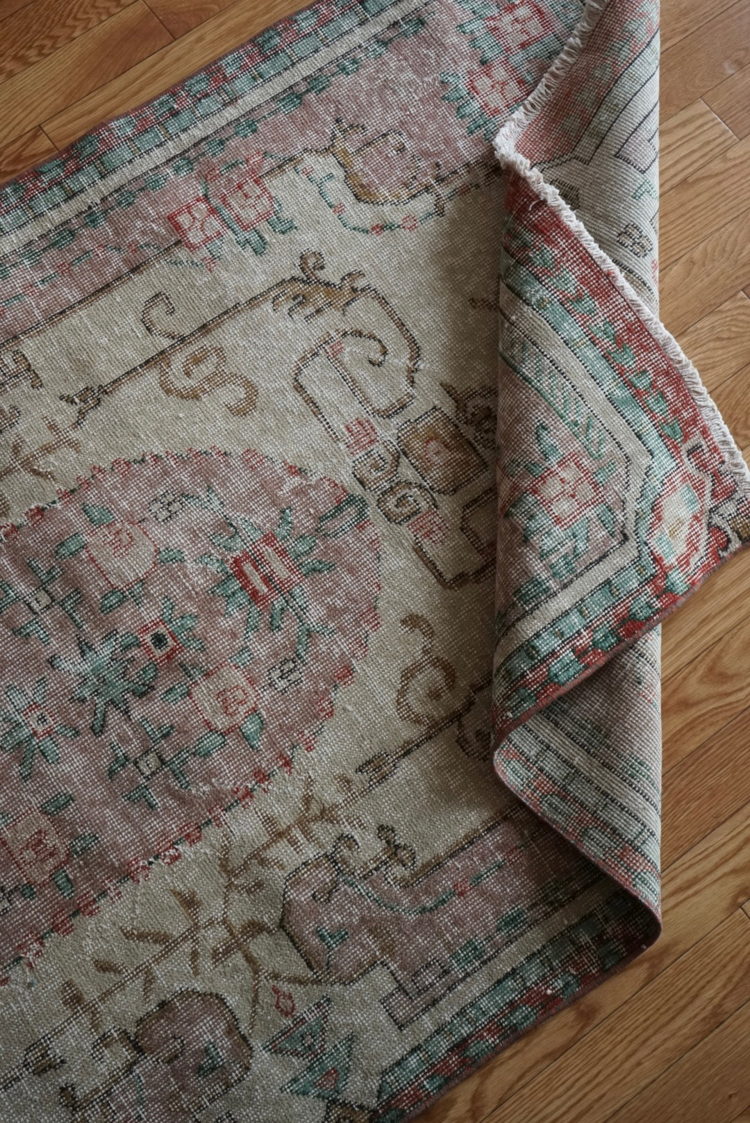 Türkiye Old Isparta Beige , Pink , Green Flower Garden 1970年代 208 × 113 cm No.TR25509 / 国内送料無料・羊毛手織り絨毯