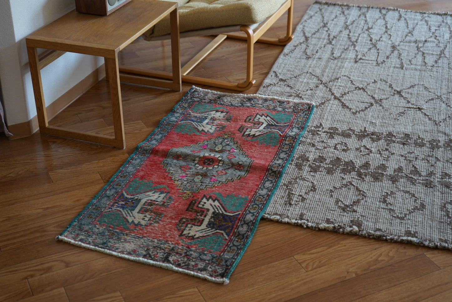 Türkiye Old Oushak Red , Green Flower 1970年代 109 × 54 cm No.TR25540 / 国内送料無料・羊毛手織り絨毯