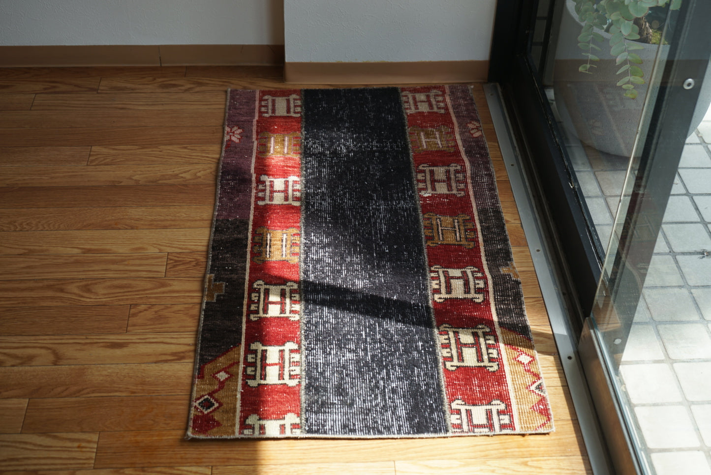 Türkiye Old Oushak Black , Red Patchwork Runner 1970年代 109 × 61.5 cm No.TR25421