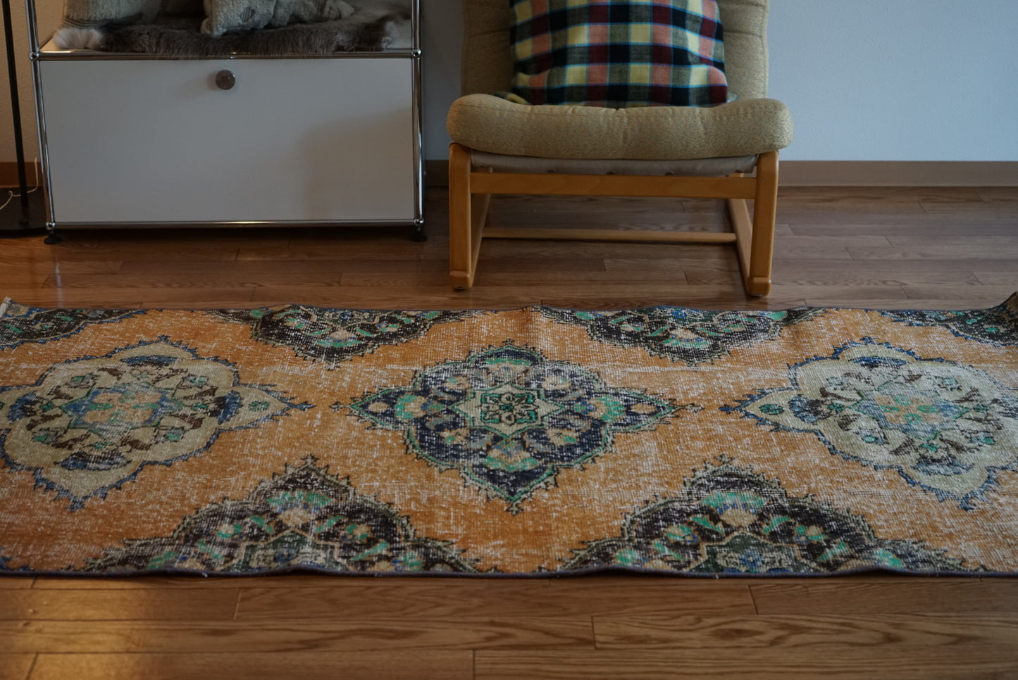 Türkiye Old Isparta Orange Flower 1970年代 186 × 97 cm No.TR25517 / 国内送料無料・羊毛手織り絨毯