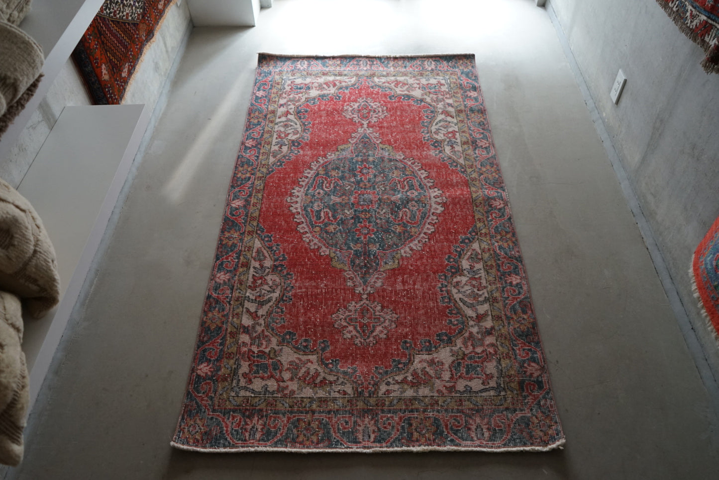 TURKEY OLD ISPARTA RED 1970年代 198 × 109 cm No.TR25143