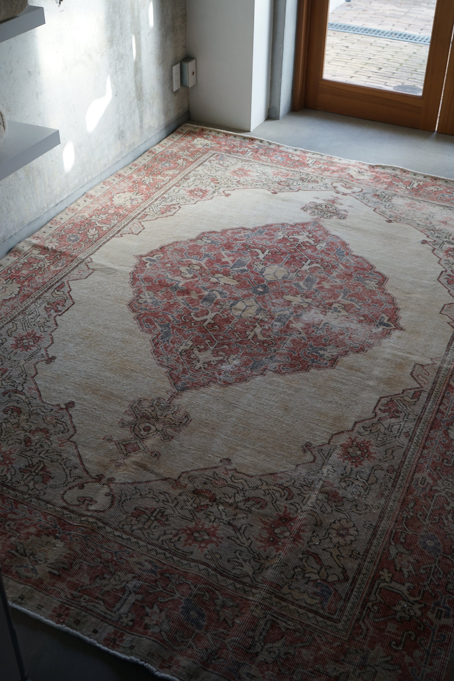 TURKEY OLD ISPARTA PINK BEIGE MEDALLION 1970年代 265 × 194 cm No.TR25213