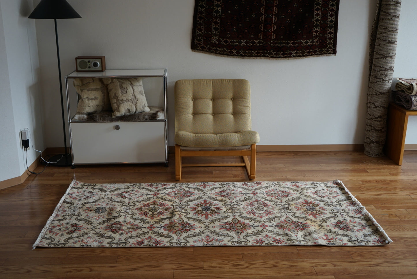 Türkiye Old Isparta Cream , Scarlet Color Flower 1970年代 194 × 95 cm No.TR25520 / 国内送料無料・羊毛手織り絨毯
