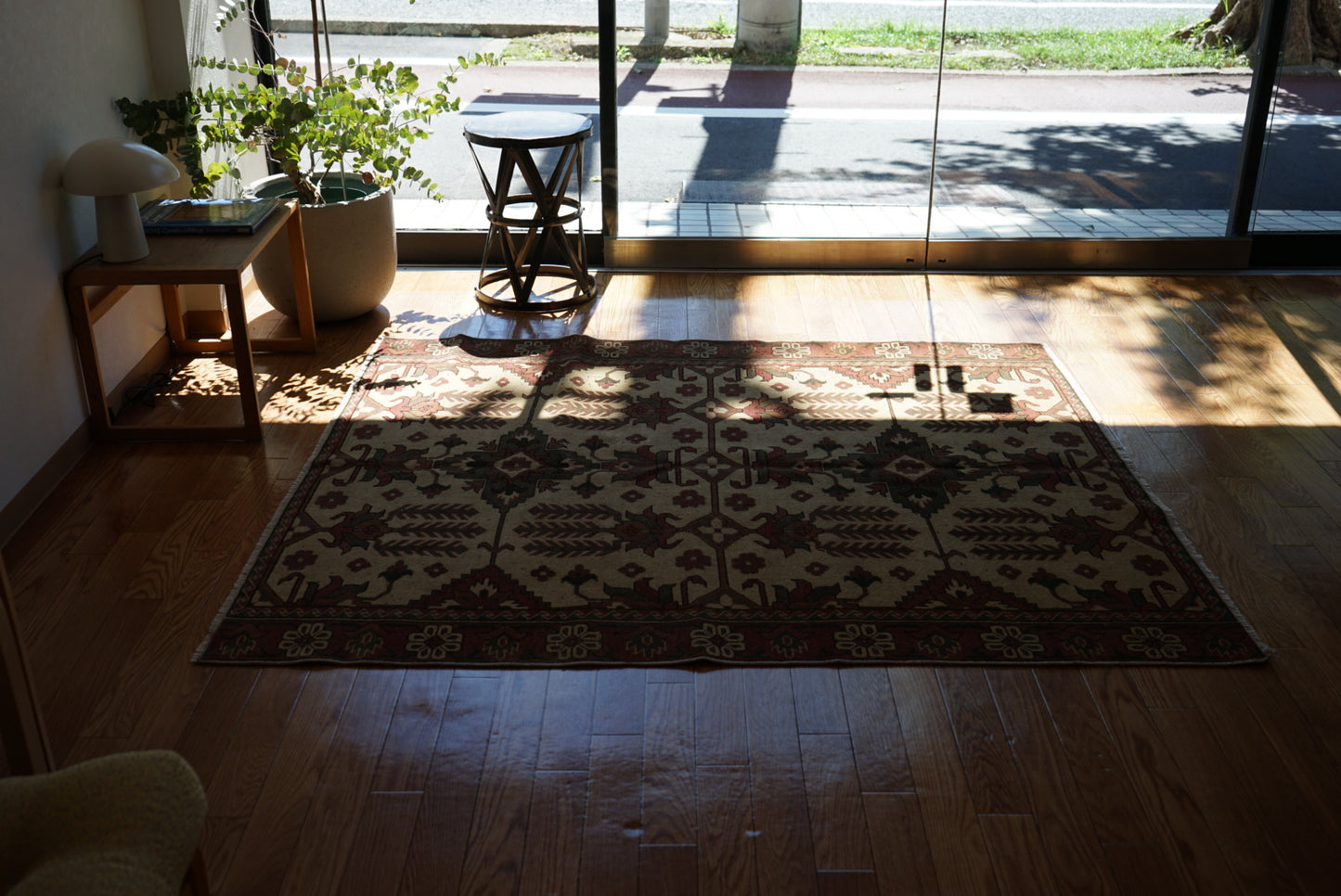 店頭販売 Türkiye Old Oushak Beige , Brown , Green 1970年代 164.5 × 143.5 cm No.TR25429