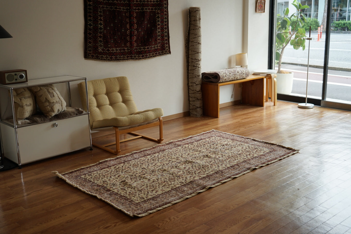 Türkiye Old Isparta Beige ,  Azuki Color Flower 1970年代 198.5 × 117 cm No.TR25519 / 国内送料無料・羊毛手織り絨毯