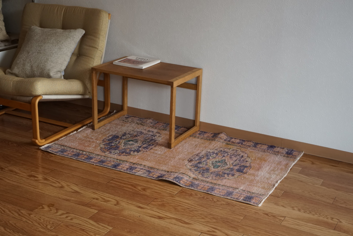 Türkiye Old Oushak Pink , Navy 1970年代 120.5 × 72 cm No.TR25498 / 国内送料無料