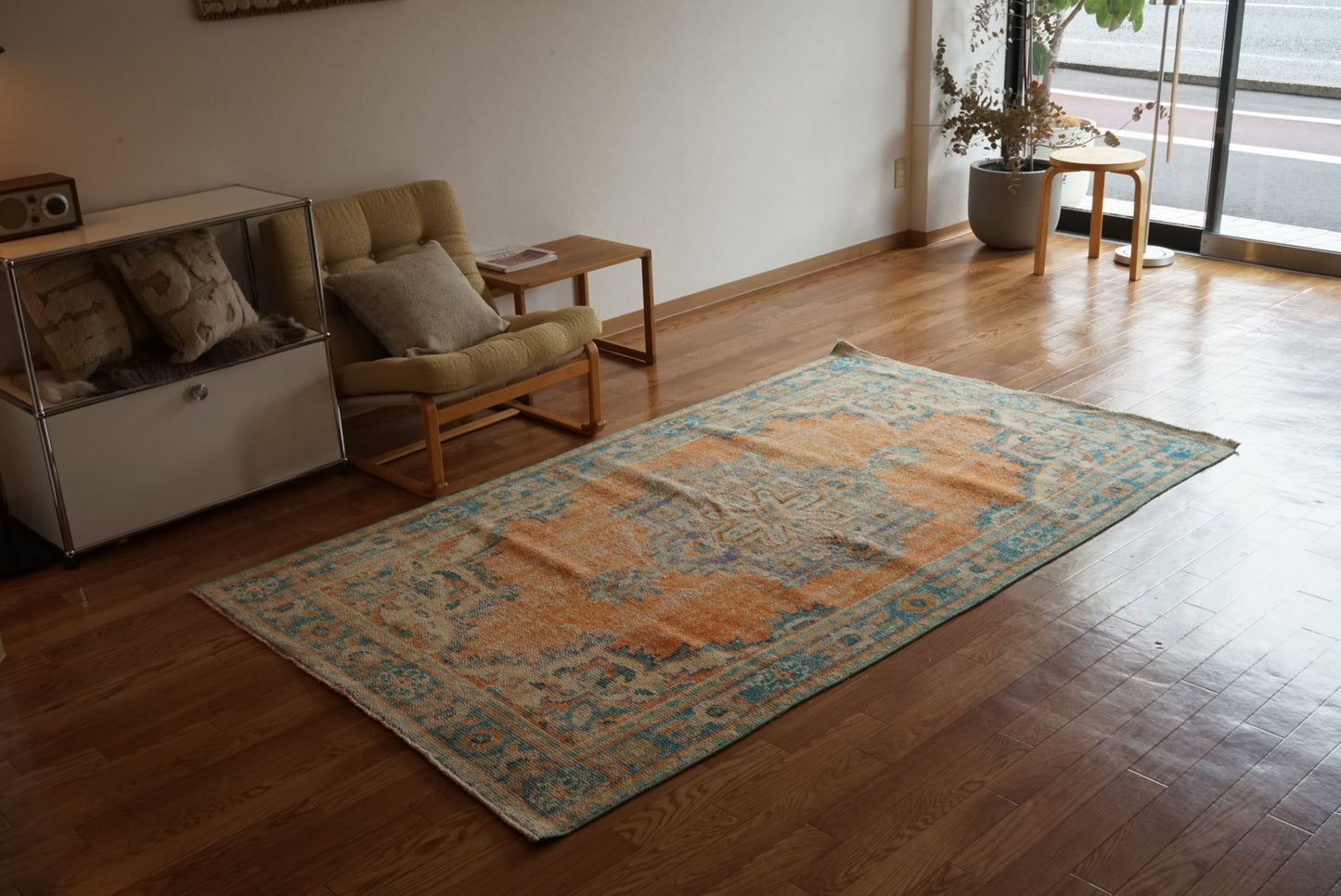 Türkiye Old Isparta Beige , Orange , Blue , Green Flower Medallion 1970年代 232 × 132 cm No.TR25510 / 国内送料無料・羊毛手織り絨毯