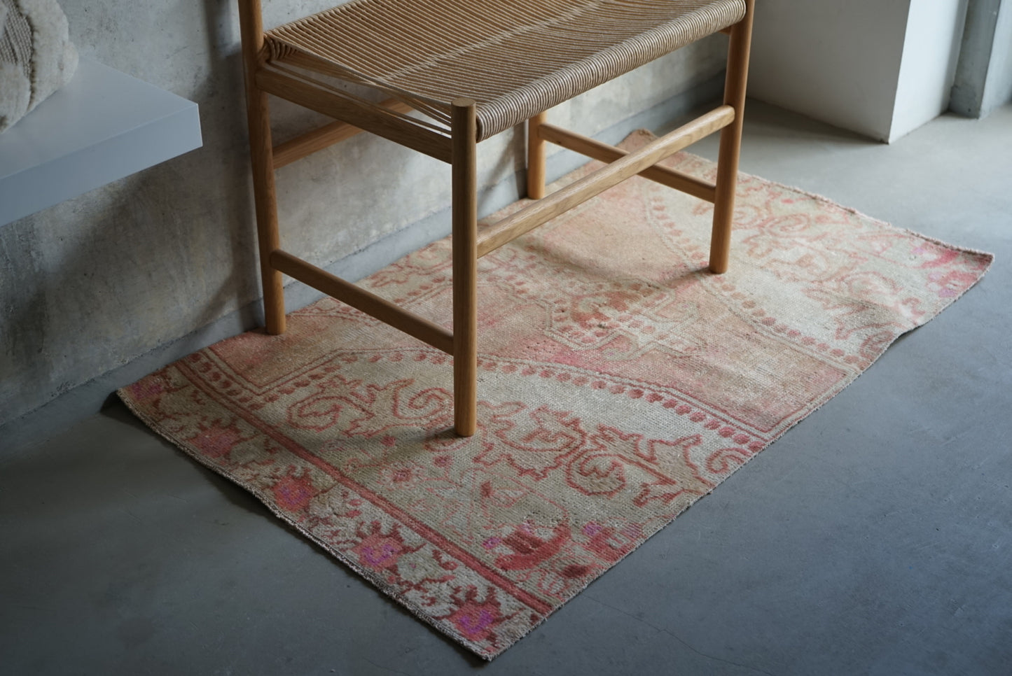 Türkiye Old Oushak Rose Pink Small size 1970年代 137 × 91 cm No.TR25244