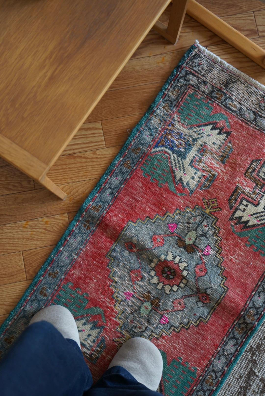 Türkiye Old Oushak Red , Green Flower 1970年代 109 × 54 cm No.TR25540 / 国内送料無料・羊毛手織り絨毯