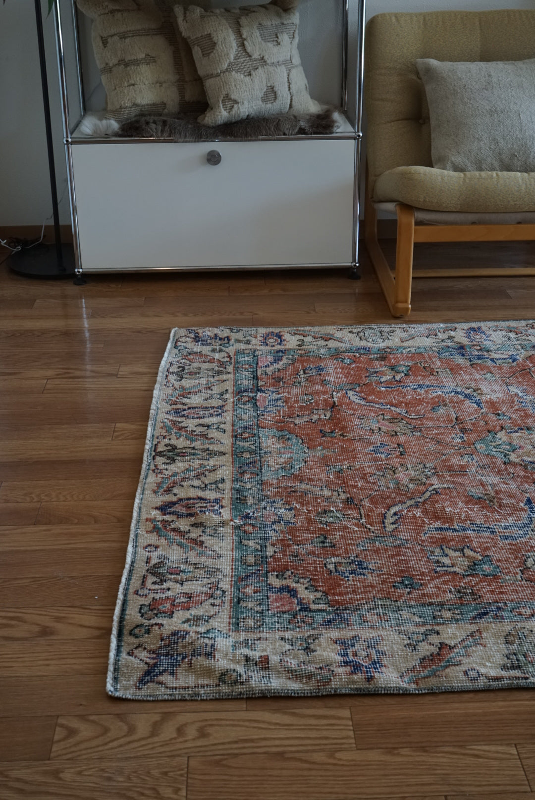 Türkiye Old Isparta Bright Red Flower 1970年代 249 × 132 cm No.TR25505 / 国内送料無料・羊毛手織り絨毯