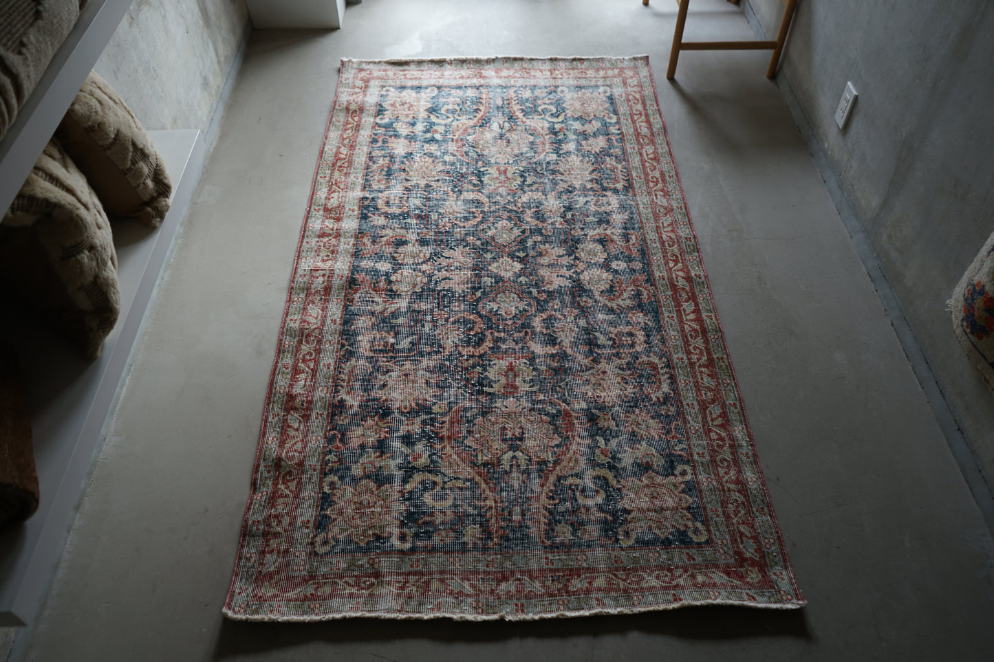 TURKEY OLD ISPARTA NAVY FLORAL 1970年代 207 × 114 cm No.TR25176