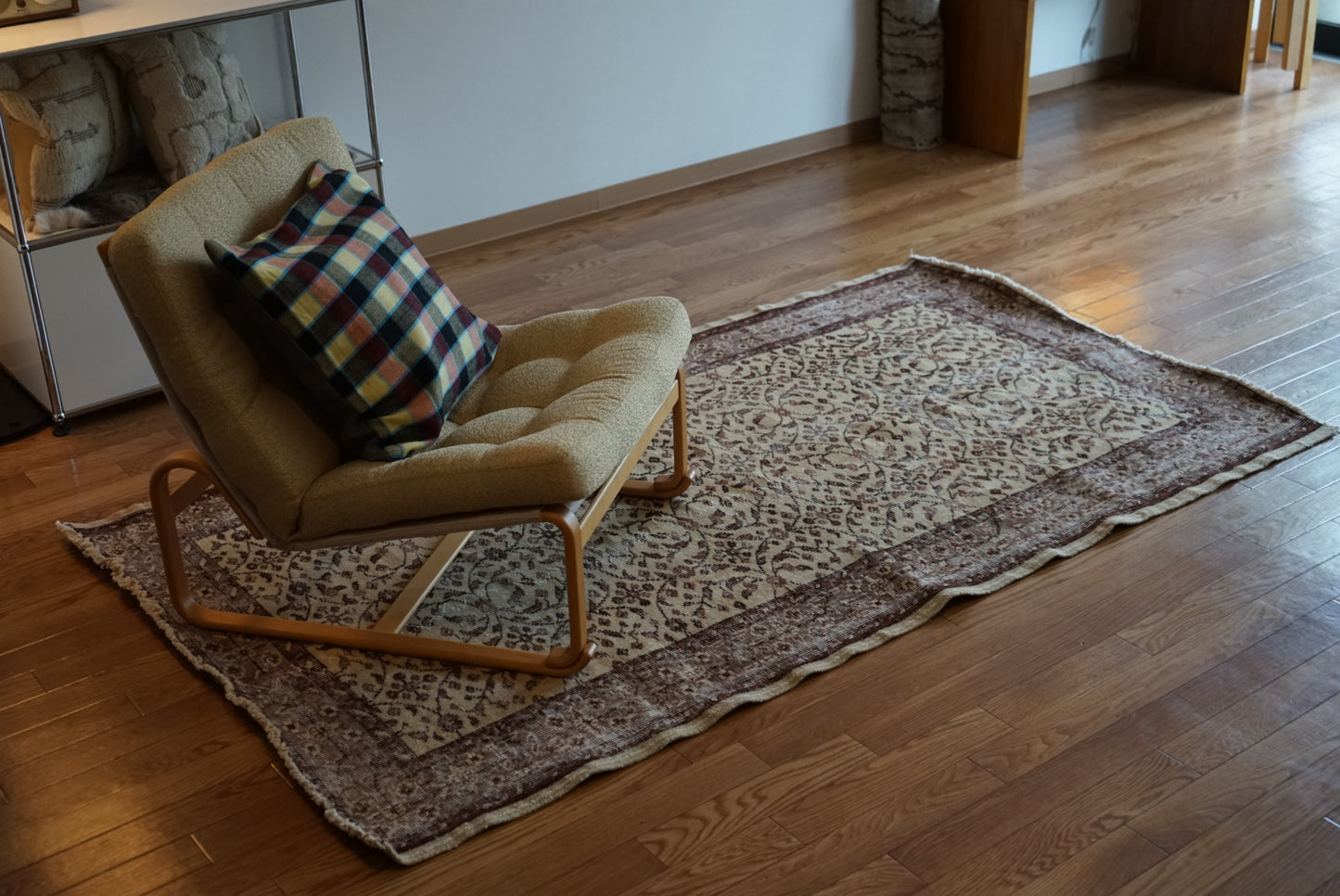 Türkiye Old Isparta Beige ,  Azuki Color Flower 1970年代 198.5 × 117 cm No.TR25519 / 国内送料無料・羊毛手織り絨毯