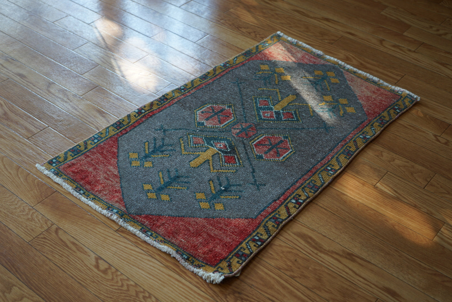 Türkiye Old Oushak Red , Glay Flower 1970年代 91 × 56 cm No.TR25539 / 国内送料無料・羊毛手織り絨毯