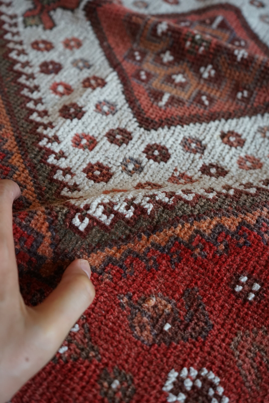 店頭販売 Türkiye Old Persia Design Red , Black 1960年代 263 × 145 cm No.TR25515 / 国内送料無料・羊毛手織り絨毯