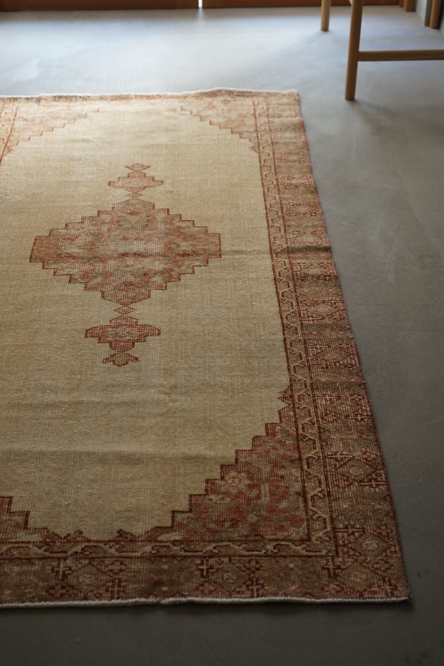 TURKEY OLD ISPARTA BEIGE MEDALION 1970年代 172 × 92 cm No.TR25200