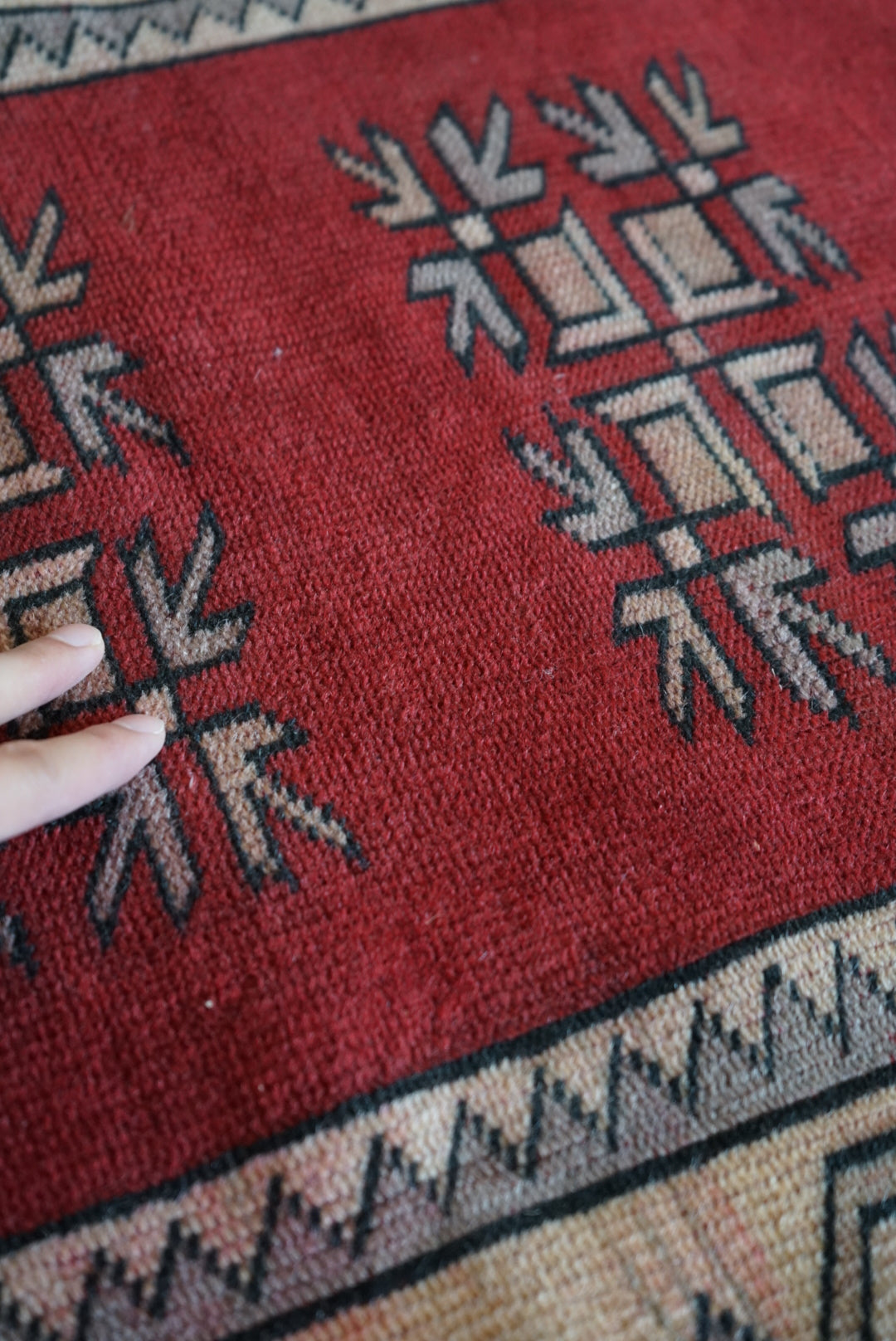 Türkiye Old Anatoria Beige , Red 1960年代 178 × 123 cm No.TR25552 / 国内送料無料・羊毛手織り絨毯