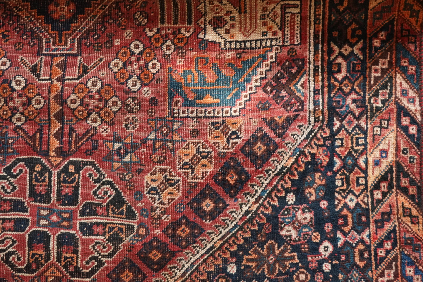 店頭販売 IRAN ANTIQUE SHIRAZ QASHQAI HEYBATLO 1880年代 235 × 148 cm / 国内送料無料・羊毛手織り絨毯
