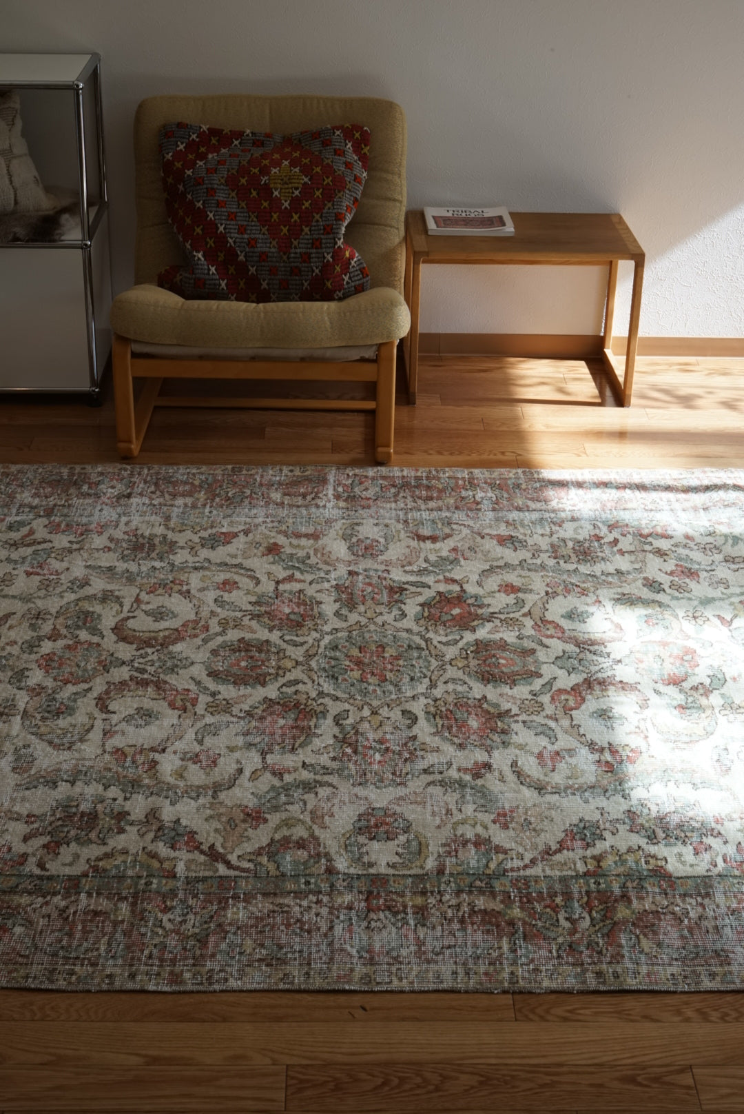 Türkiye Old Isparta Medallion Beige , Green , Rose Red 1960年代 231 × 165 cm No.TR25477 / 国内送料無料・羊毛手織り絨毯