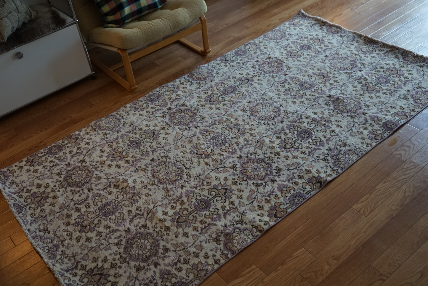 Türkiye Old Isparta Beige ,  Purple Flower 1970年代 226 × 120 cm No.TR25518 / 国内送料無料・羊毛手織り絨毯
