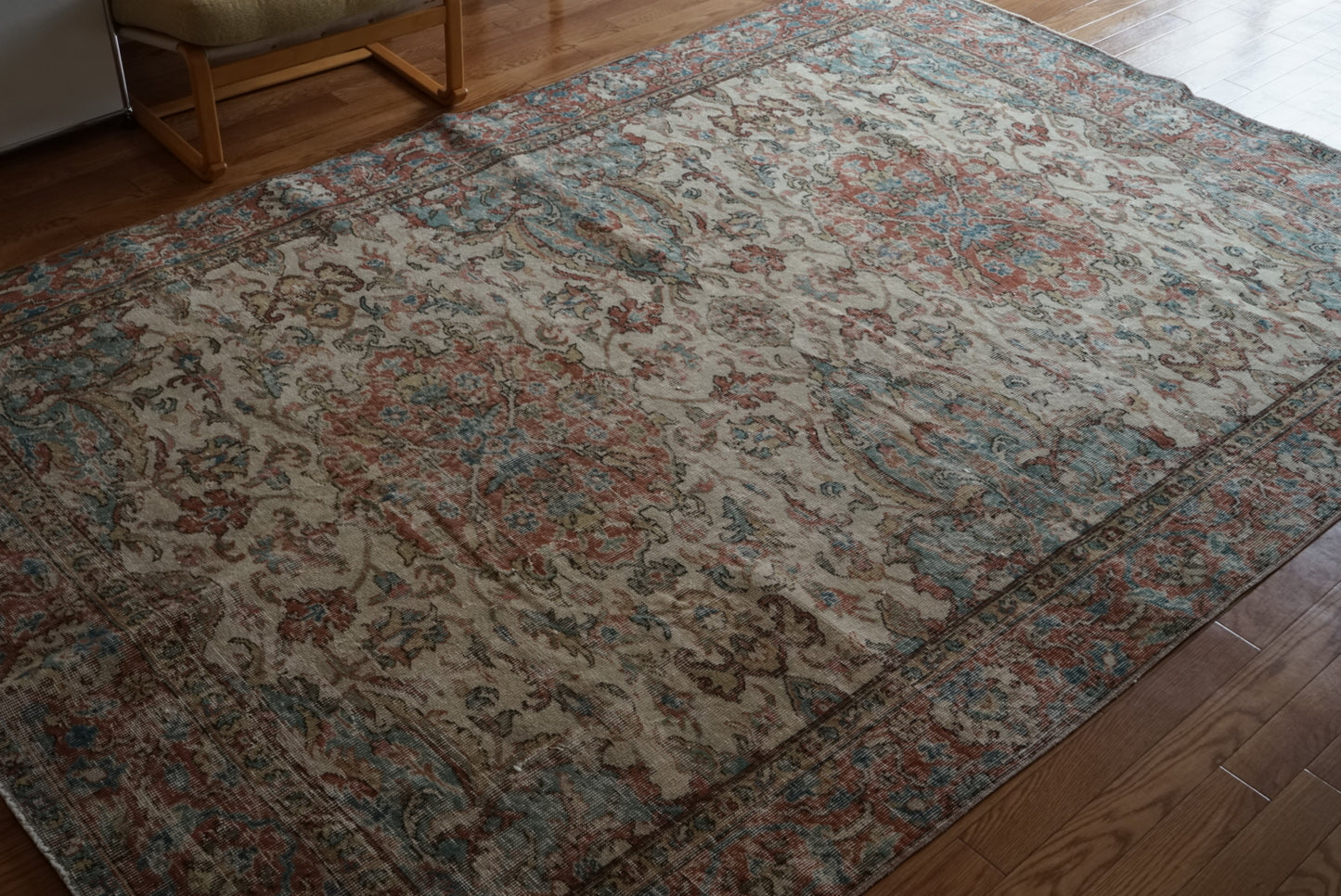 Türkiye Old Isparta Beige , Bric Red , Saxe Blue Flower 1970年代 286 × 189 cm No.TR25506 / 国内送料無料・羊毛手織り絨毯