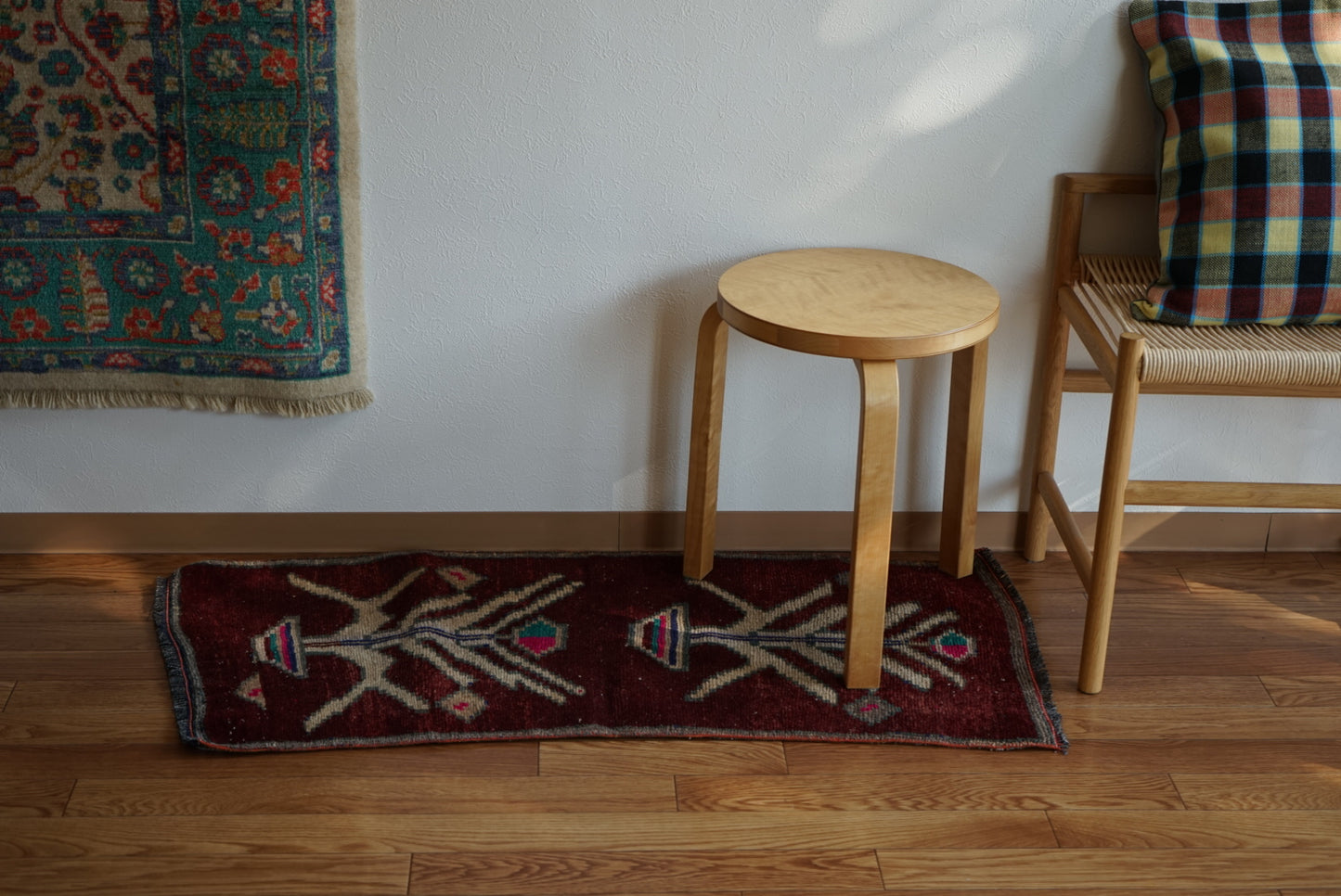 Türkiye Old Oushak Wine Red Flower 1970年代 111 × 49 cm No.TR25538 / 国内送料無料・羊毛手織り絨毯