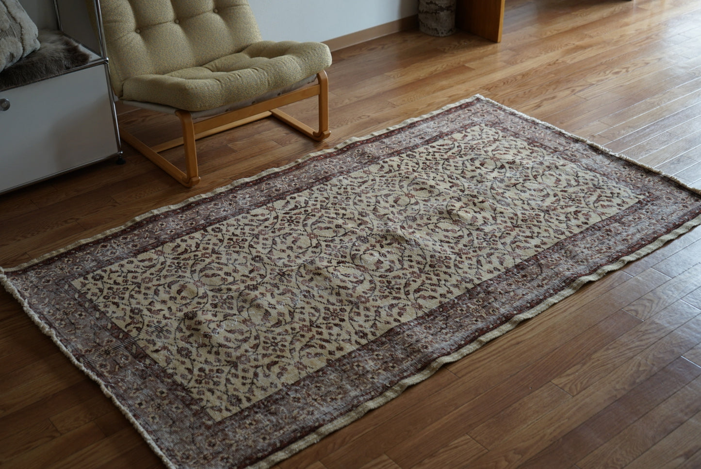 Türkiye Old Isparta Beige ,  Azuki Color Flower 1970年代 198.5 × 117 cm No.TR25519 / 国内送料無料・羊毛手織り絨毯